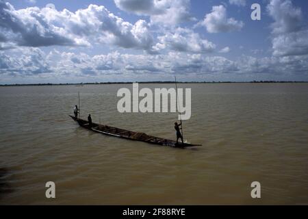 Pirogue transportiert einen Mann in den Fluss Niger, Ségou, Mali Stockfoto