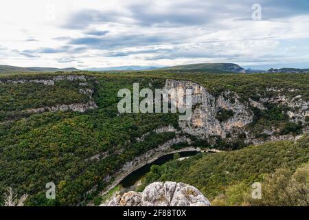 Landschaftsansicht rund um das Dorf Labastide de Virac und die Ardeche Berge in Frankreich Stockfoto