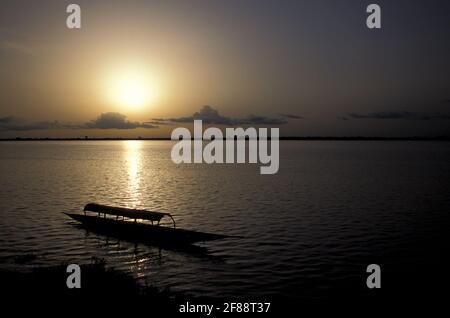 Pirogue bei Sonnenuntergang, Fluss Niger, Ségou, Mali Stockfoto