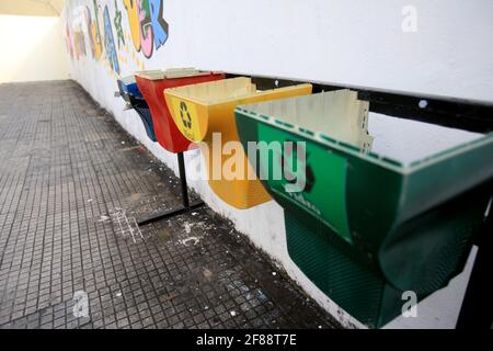 salvador, bahia / brasilien - 19. august 2014: Körbe zum Sammeln von recycelbarem Material aus einem Computergehäuse, wird in einer öffentlichen Schule in der CI gesehen Stockfoto