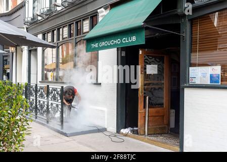 London, Großbritannien. April 2021. Der Groucho Club in Soho im Zentrum von London wird gedämpft gereinigt, bevor er seine Gäste willkommen heißt, da die 4. Lockdown in Großbritannien gelockert wird, was bedeutet, dass Kunden Getränke und Speisen im Freien bestellen können. Kredit: SOPA Images Limited/Alamy Live Nachrichten Stockfoto