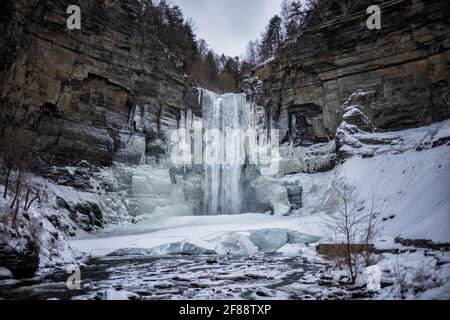 Taughannock Falls, ein 215 Fuß (66 m) großer Wasserfall, der der höchste Wasserfall östlich der Rocky Mountains ist. Stockfoto