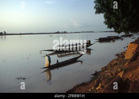 Vorbereitung des Netzes für die Fischerei in einem Pirogue, Bani-Fluss, Mopti, Inner Niger Delta Region, Mali Stockfoto