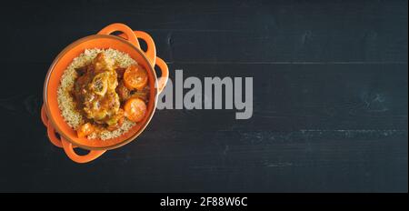 Auflauf mit Lammfleisch und Couscous auf schwarzem Hintergrund. Speicherplatz kopieren. Stockfoto