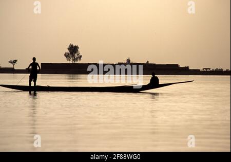 Transport von Menschen in einem Pirogue im Fluss Niger bei Sonnenuntergang, Mopti, Inner Niger Delta Region, Mali Stockfoto