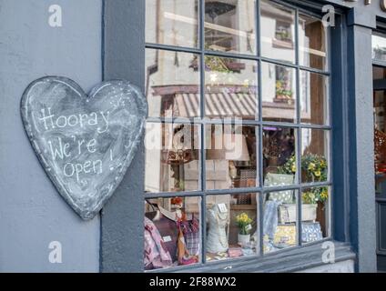 Hurra, „Wir sind offen!“ Ladenschild Stockfoto