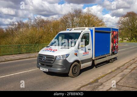 Online-Lieferfahrzeug von Tesco, „frisch geklickter“ Supermarktbus, Online-LKW für Lebensmittel und Lebensmittel in Manchester, Großbritannien Stockfoto
