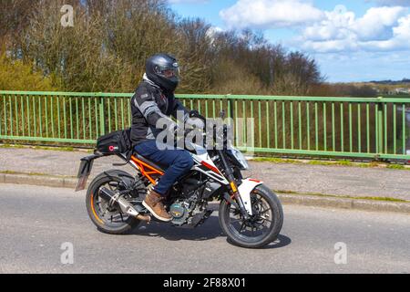2021 KTM 125 Duke 20 ; Motorradfahrer; zweirädriger Transport, Motorräder, Fahrzeug auf britischen Straßen, Motorräder, Motorradfahrer, die in Manchester, Großbritannien, unterwegs sind Stockfoto