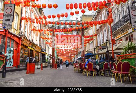 London, Großbritannien. April 2021. Die Restaurants werden in der Gerrard Street, Chinatown, London, wiedereröffnet. Geschäfte, Restaurants, Bars und andere Unternehmen haben heute nach fast vier Monaten wieder geöffnet, da sich die weiteren Sperrregeln in England lockern. (Foto: Vuk Valcic/SOPA Images/Sipa USA) Quelle: SIPA USA/Alamy Live News Stockfoto