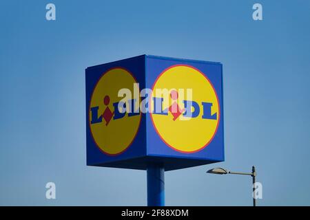 Blick auf das Symbol eines berühmten deutschen Hypermarktes An einem sonnigen Frühlingsmorgen mit blauem Himmel im Hintergrund Stockfoto