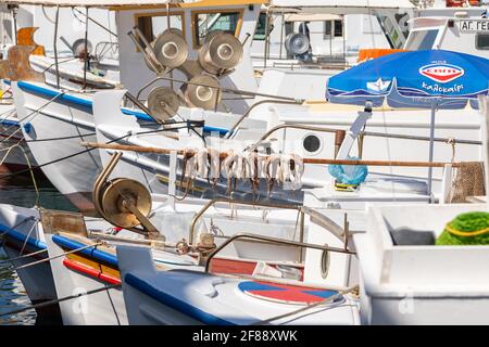 Naoussa, Paros Island, Griechenland - 27. September 2020: Octopus hängt am Kai an einem Stock auf, um es zu trocknen. Stockfoto