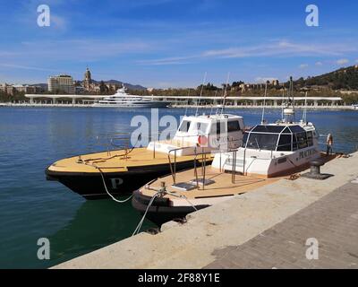 Zwei Boote festgemacht und Megayacht Mayan Queen IV, Hafen von Malaga, Andalusien, Spanien. Stockfoto