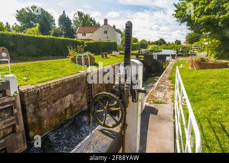 Malerische Kanalschleuse in Großbritannien an sonnigen Sommertagen. Taunton und Bridgewater Canal, Maunsel Lock, Großbritannien Stockfoto