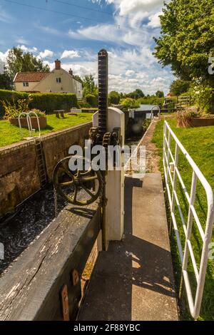 Malerische Kanalschleuse in Großbritannien an sonnigen Sommertagen. Taunton und Bridgewater Canal, Maunsel Lock, Großbritannien, Porträt Stockfoto