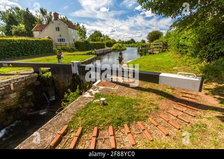 Malerische Kanalschleuse in Großbritannien an sonnigen Sommertagen. Taunton und Bridgewater Canal, Maunsel Lock, Großbritannien, Weitwinkel. Stockfoto