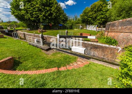 Malerische Kanalschleuse in Großbritannien an sonnigen Sommertagen. Taunton und Bridgewater Canal, Maunsel Lock, Großbritannien, Weitwinkel. Stockfoto