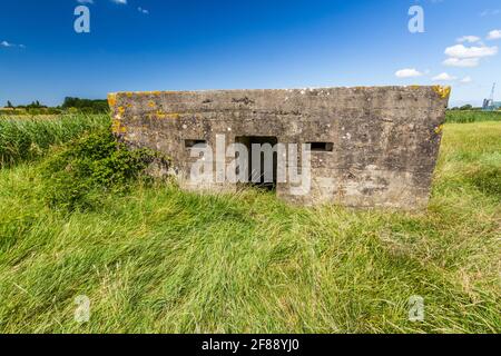 Typ 24 WWII Pillbox, an sonnigen Sommertagen am Fluss Perret, Bridgewater, Somerset, Großbritannien, Weitwinkel. Stockfoto