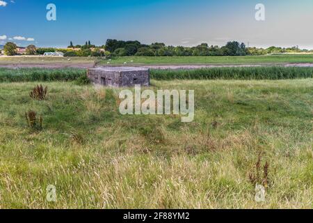 Englische Landschaft Typ 24 WWII Pillbox, an sonnigen Sommertagen am Fluss Perret, Bridgewater, Somerset, Großbritannien. Stockfoto