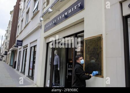 London, Großbritannien. April 2021. Charles Tyrwhitt wurde in London eröffnet. Die Zahl der Käufer im Zentrum Londons boomt, da die Beschränkungen für Covid19 gelockert werden. (Foto: Pietro Recchia/SOPA Images/Sipa USA) Quelle: SIPA USA/Alamy Live News Stockfoto