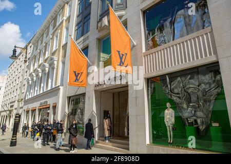 London, Großbritannien. April 2021. Vor Louis Vuitton in der New Bond Street stehen die Käufer Schlange. Die Zahl der Käufer im Zentrum Londons boomt, da die Beschränkungen für Covid19 gelockert werden. (Foto: Pietro Recchia/SOPA Images/Sipa USA) Quelle: SIPA USA/Alamy Live News Stockfoto