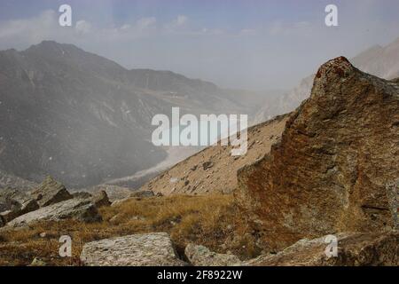 Sommerschnee hoch in den Bergen. Kasachstan, Umgebung von Almaty, BAO. Stockfoto