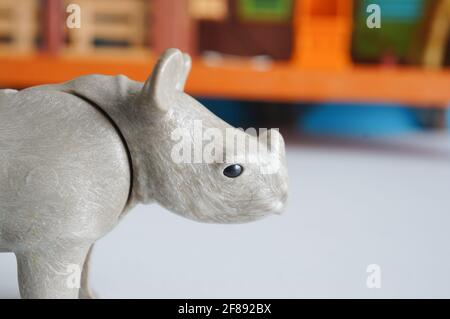 POZNAN, POLEN - 19. Feb 2017: Playmobil Spielzeug Baby Playmobil Nashorn steht auf einem Tisch in weichem Fokus Stockfoto