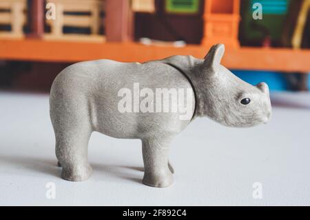 POZNAN, POLEN - 19. Feb 2017: Playmobil Spielzeug Baby Playmobil Nashorn steht auf einem Tisch in weichem Fokus Stockfoto