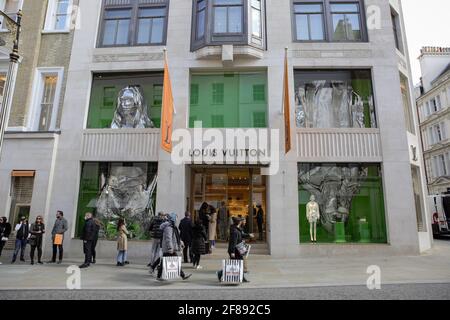 London, Großbritannien. April 2021. Vor Louis Vuitton in der New Bond Street stehen die Käufer Schlange. Die Zahl der Käufer im Zentrum Londons boomt, da die Beschränkungen für Covid19 gelockert werden. Kredit: SOPA Images Limited/Alamy Live Nachrichten Stockfoto