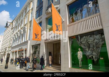 London, Großbritannien. April 2021. Vor Louis Vuitton in der New Bond Street stehen die Käufer Schlange. Die Zahl der Käufer im Zentrum Londons boomt, da die Beschränkungen für Covid19 gelockert werden. Kredit: SOPA Images Limited/Alamy Live Nachrichten Stockfoto