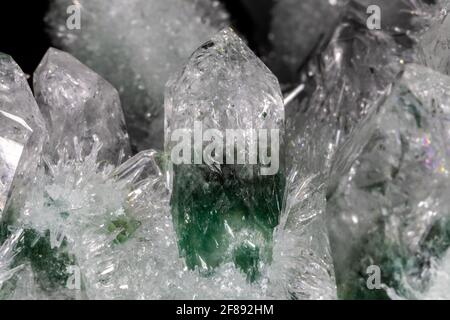 Chlorierte Quarzkristalle aus dem Himalaya. Die größeren, grün und weiß gefärbten Hauptkristalle sind von hunderten winzigen Kristallen umgeben Stockfoto