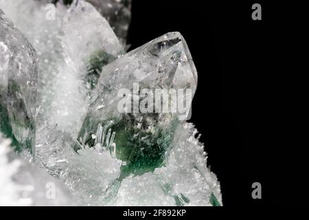 Chlorierte Quarzkristalle aus dem Himalaya. Die größeren, grün und weiß gefärbten Hauptkristalle sind von hunderten winzigen Kristallen umgeben Stockfoto