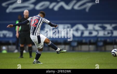 Die Matheus Pereira von West Bromwich Albion erzielt das erste Tor des Spiels von der Elfmeterstelle während des Premier League-Spiels in den Hawthorns, West Bromwich. Bilddatum: Montag, 12. April 2021. Stockfoto