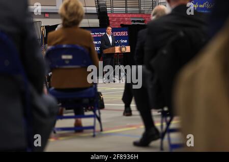 Gov. Andrew Cuomo spricht auf einer Pressekonferenz zur Impfung gegen Coronaviren (COVID-19) am Suffolk County Community College am 12. April 2021 in Brentwood, New York. Gov. Andrew Cuomo hielt eine Pressekonferenz am Suffolk County Community College, einer Massenimpfstelle, ab, in der bekannt gegeben wurde, dass der Staat den Coronavirus-Impfstoff (COVID-19) an Hochschulen und Universitäten in ganz New York schicken wird, um Studenten zu ermutigen, sich vor dem Sommer nach Hause impfen zu lassen. Pool Foto von Michael M. Santiago/UPI Stockfoto
