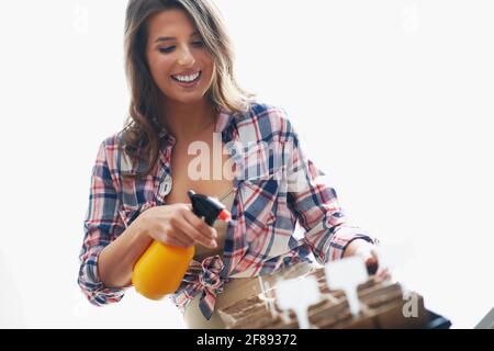 Reife Frau, die Samen im Gewächshaus pflanzt Stockfoto