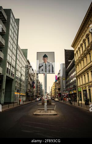 Blick auf den Checkpoint Charlie in Berlin, Deutschland, mit Blick auf das Porträt des amerikanischen Soldaten Jeff Harper Stockfoto