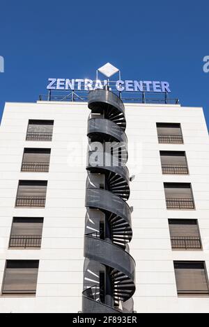 Schwarze Wendeltreppe aus Metall an der Außenseite des Zentral Centers in Playa de Las Americas, Teneriffa, Kanarische Inseln, Spanien Stockfoto