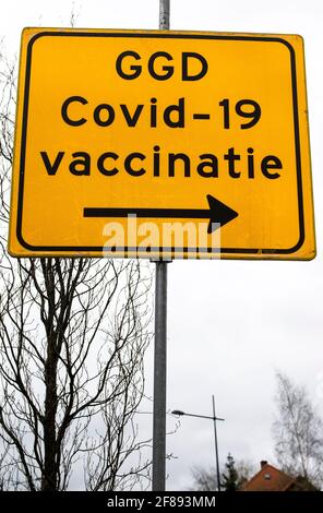 Wegweiser für ein Covid-19 Impfzentrum in der Stadt Veenendaal, Niederlande Stockfoto