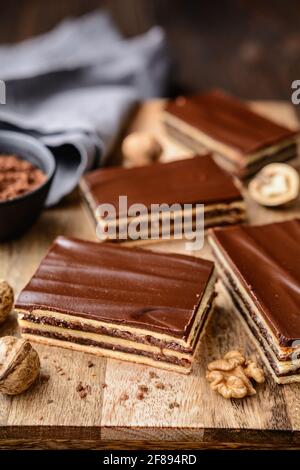 Köstlicher Kakao- und Walnusskuchen mit Pflaumenmarmelade, gekrönt mit Schokoladenfrosting Stockfoto