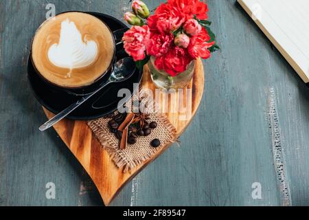 Tasse Cappuccino auf einem Holztisch Stockfoto
