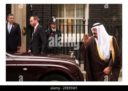 König Abdullah von Saudia Arabien schüttelt sich die Hände mit Premierminister Gordon Brown vor der Downing Street 10, in London, England. Bild David Sandison 31/10/2007 Stockfoto