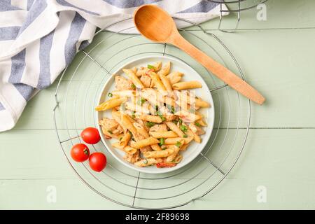 Teller mit chicken-Pastagerichte aus der art der hahnenteller auf farbigem Holzhintergrund Stockfoto