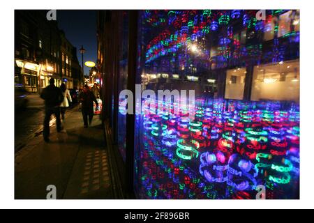 Kunstinstallation 'Disco-Nexion' von Andrey Bartenev in der Rifle Makers Gallery in Soho, London. Künstler im wwite Outfit pic David Sandison 7/1/2008 Stockfoto