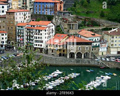 Landschaft mit Panoramablick auf Ondarroa ein malerisches Fischerdorf in Euskadi, Bizkaia Spanien. Stockfoto