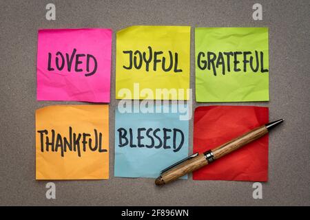 Geliebt, freudig, dankbar, dankbar, gesegnet - inspirierende und spirituelle Worte auf Haftnotizen, Lebensstil, Denkweise und persönliches Entwicklungskonzept Stockfoto