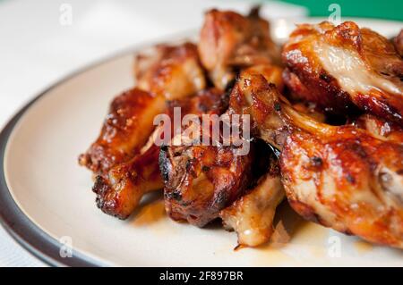 Hähnchenflügel mit Sauce, gegrilltes leckeres Fingerfood Stockfoto