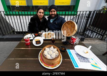 London, Großbritannien. 12. April 2021. Menschen, die in Chinatown Speisen und Getränke genießen, wo Restaurants nach der Coronavirus-Roadmap der britischen Regierung, die heute nicht unbedingt erforderliche Unternehmen wiedereröffnen konnte, im Freien speisen. Kredit: Stephen Chung / Alamy Live Nachrichten Stockfoto