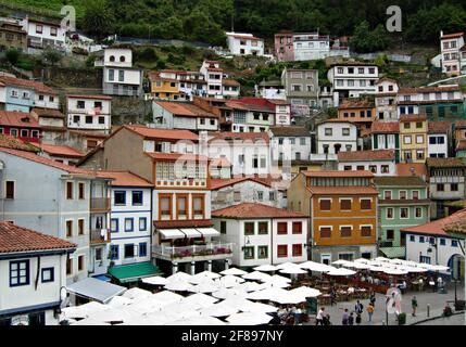 Landschaft mit Panoramablick auf Cudillero ein malerisches Fischerdorf in Asturien, Spanien. Stockfoto