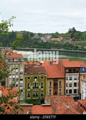 Ländliche Landschaft mit typischer asturischer Architektur am Ufer des Flusses Sella in Ribadesella, Asturien, Spanien. Stockfoto