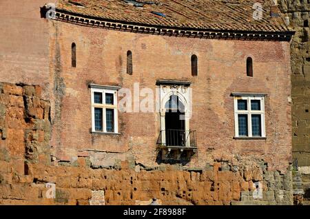 Stein und Backstein Fassade Blick auf den Mercati di Traiano (Trajans Markt) ein großer Komplex von römischen Ruinen in der Altstadt von Rom, Italien. Stockfoto