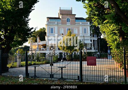 Blick auf das im neoklassizistischen Stil gehaltene Casina Valadier, ein elegantes italienisches Feinschmeckerrestaurant und Veranstaltungshalle in der Villa Borghese, Rom, Italien. Stockfoto